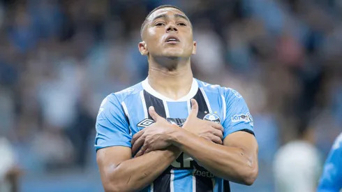 Carlos Vinicius jogador do Gremio comemora seu gol durante partida contra o Palmeiras no estadio Arena do Gremio pelo campeonato Brasileiro A 2025. Foto: Maxi Franzoi/AGIF