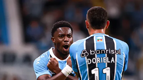 Amuzu em campo ao lado de Monsalve.