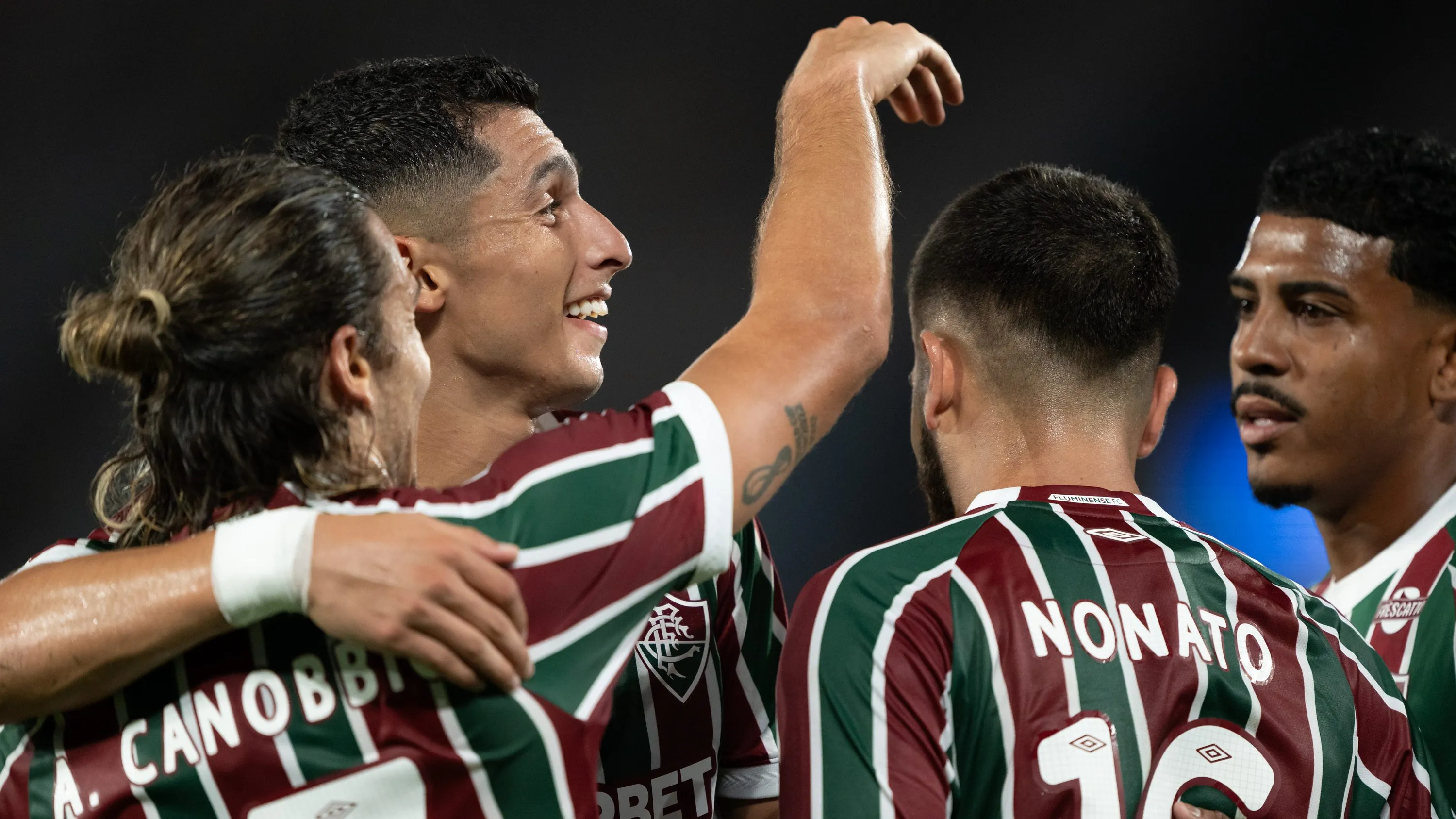 Canobbio jogador do Fluminense comemora seu gol com Kevin Serna jogador da sua equipe durante partida contra o Sao Paulo no estadio Maracana pelo campeonato Brasileiro A 2025. Foto: Jorge Rodrigues/AGIF