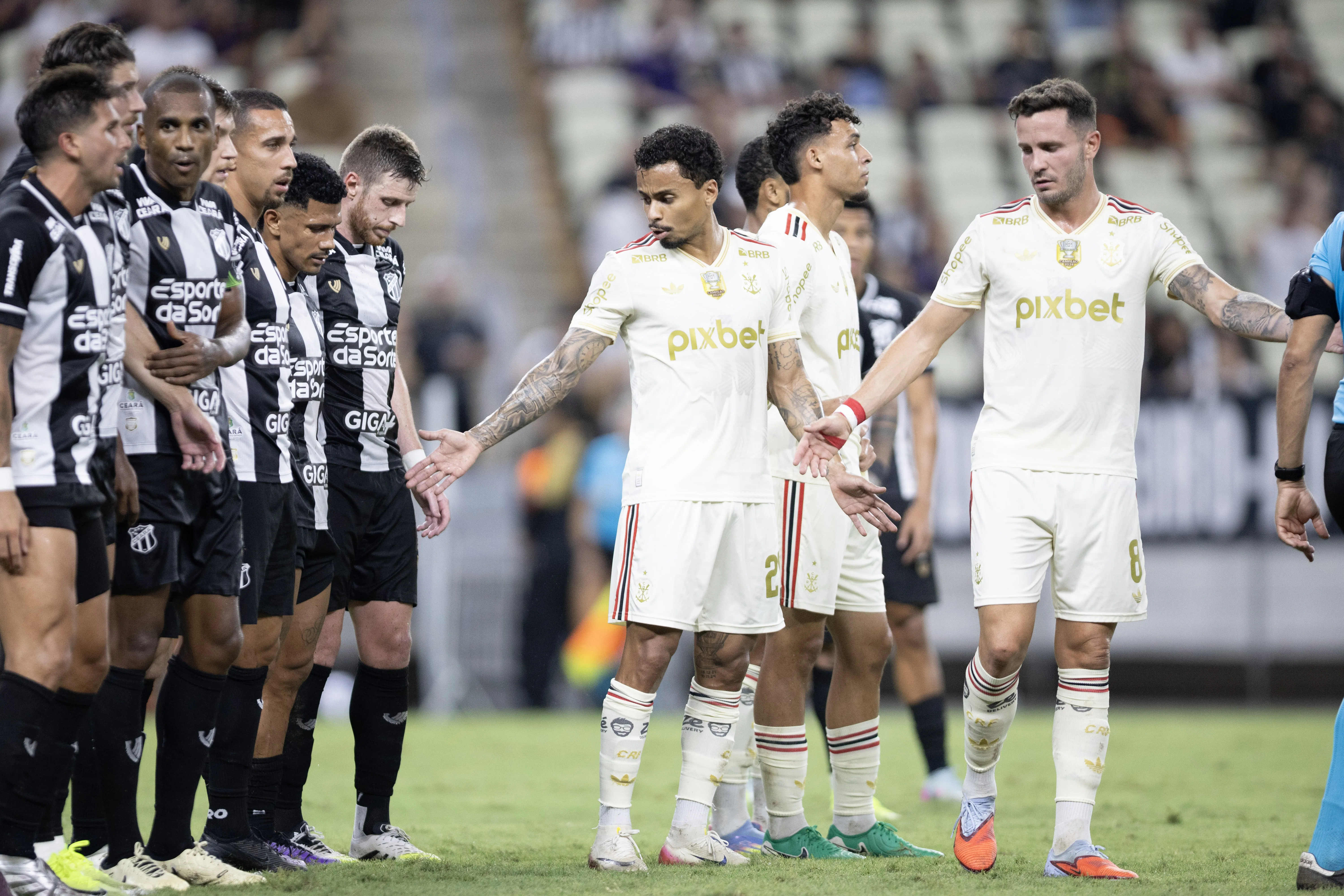 Allan jogador do Flamengo durante partida contra o Ceara no estadio Arena Castelao pelo campeonato Brasileiro A 2025. Foto: Baggio Rodrigues/AGIF
