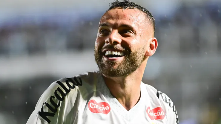 Guilherme celebra gol com a camisa do Peixe