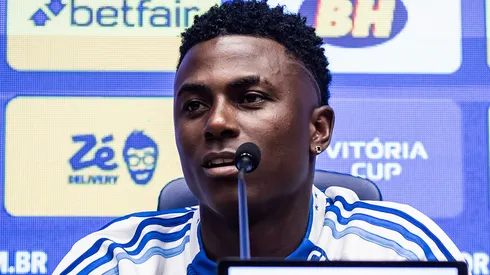 Néiser Villarreal foi apresentado pelo Cruzeiro na Toca da Raposa 2