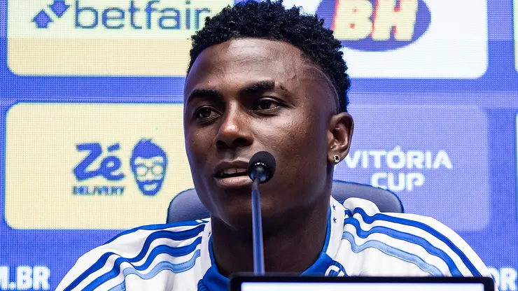Néiser Villarreal foi apresentado pelo Cruzeiro na Toca da Raposa 2