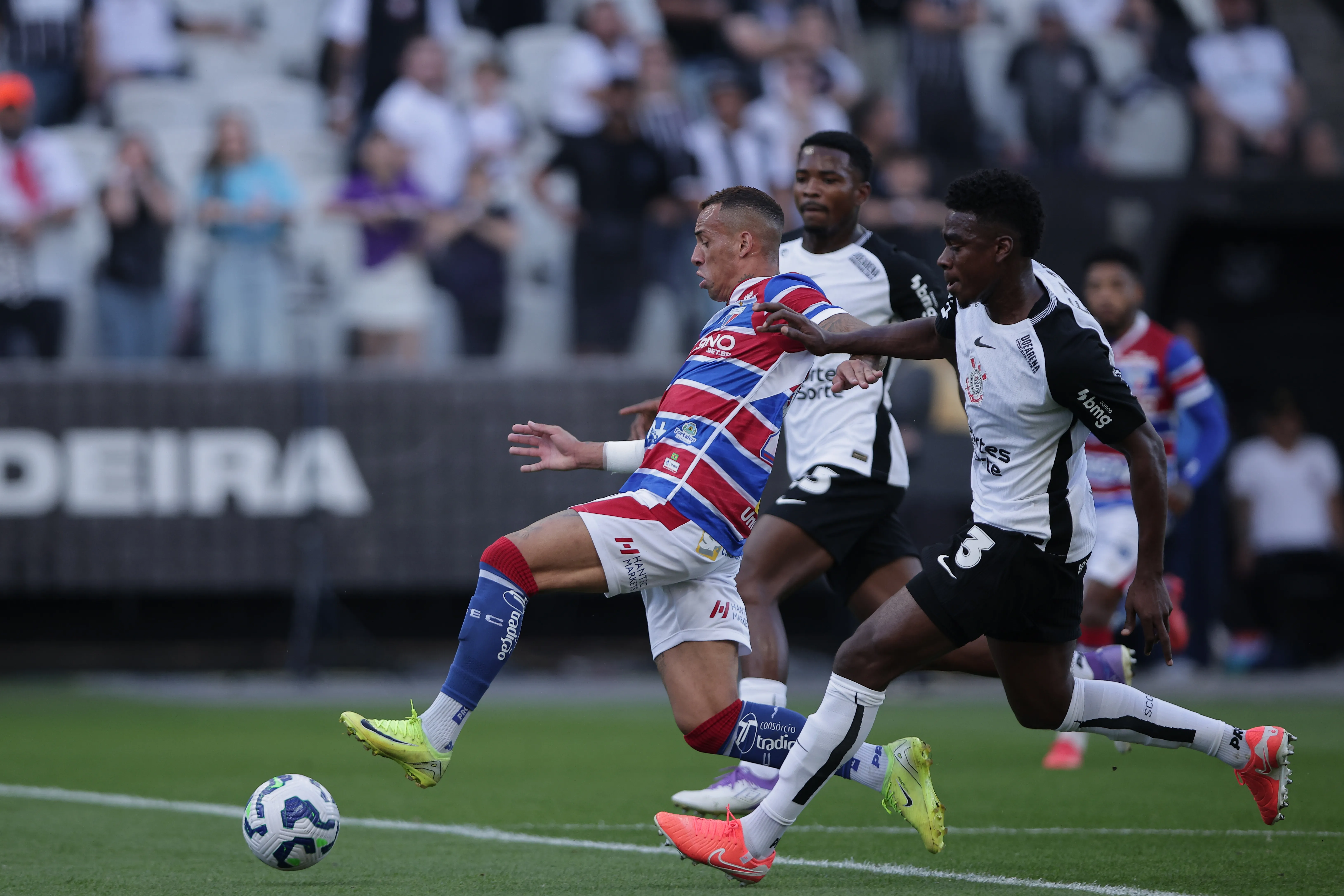 Felix Torres jogador do Corinthians disputa lance com Breno Lopes jogador do Fortaleza durante partida no estádio Arena Corinthians pelo campeonato Brasileiro A 2025. Foto: Ettore Chiereguini/AGIF