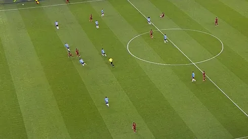 Frame do VAR exibido na Arena revela dúvida em condição de Lucho Acosta na origem em gol do Flu - Foto: Reprodução/Premiere