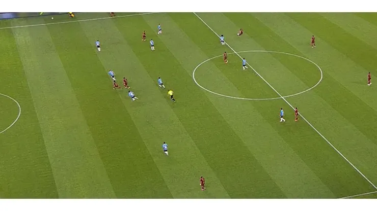 Frame do VAR exibido na Arena revela dúvida em condição de Lucho Acosta na origem em gol do Flu - Foto: Reprodução/Premiere
