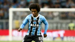 Willian em campo com a bola no pé - Foto: Pedro H. Tesch/Getty Images