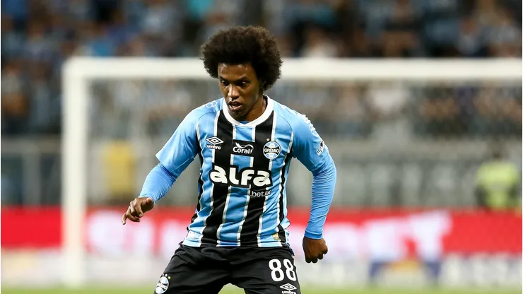 Willian em campo com a bola no pé - Foto: Pedro H. Tesch/Getty Images