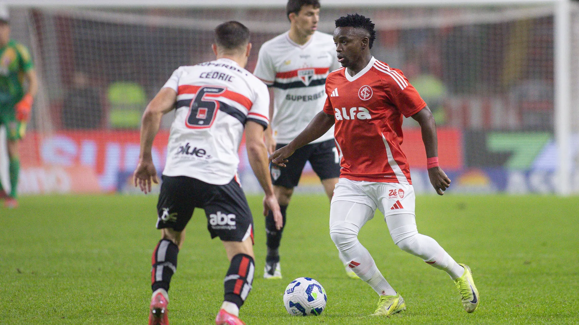 São Paulo e Internacional em duelo disputado no Beira-Rio durante o primeiro turno – Foto: Maxi Franzoi/AGIF