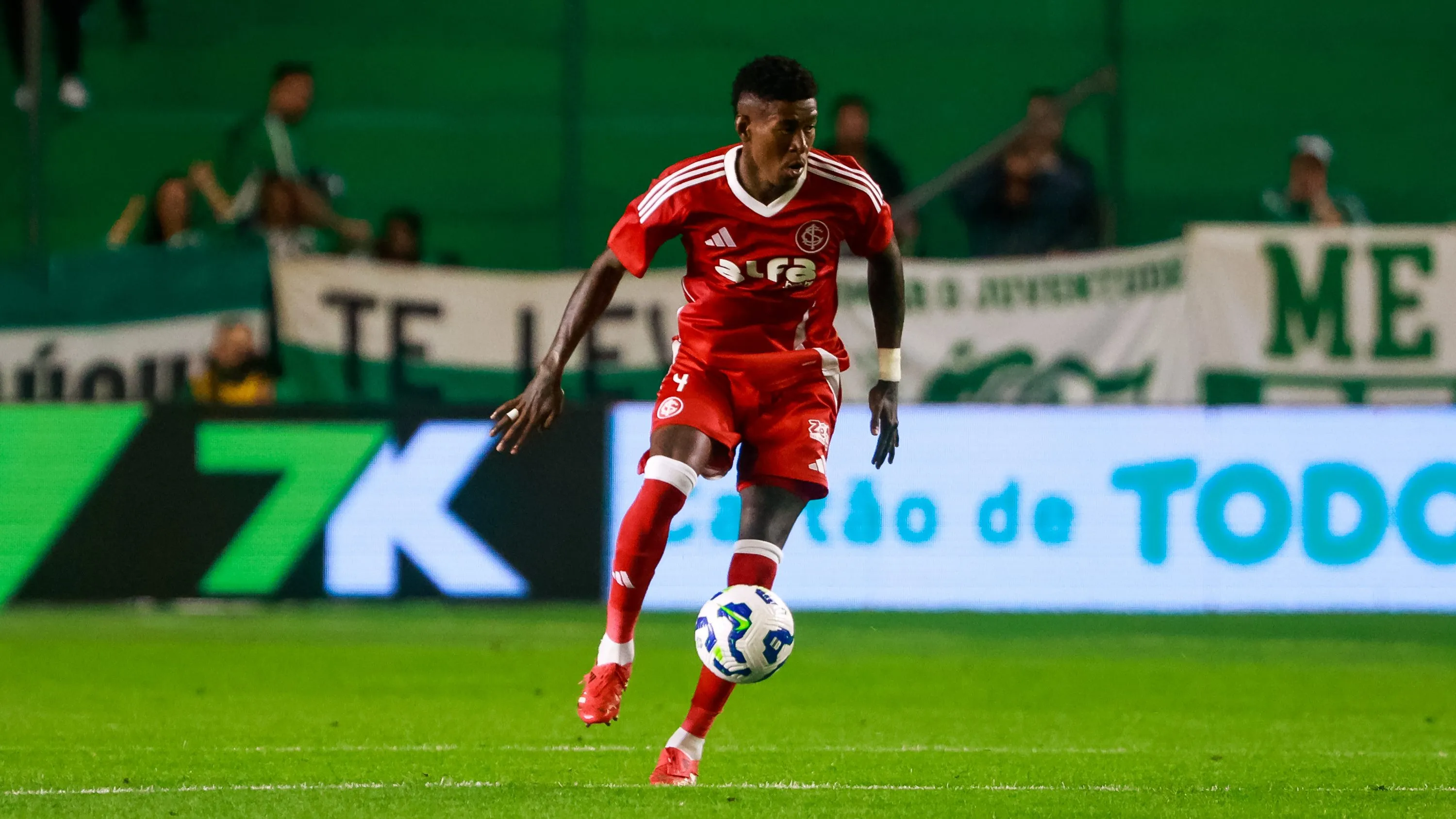 Vitão zagueiro do Internacional