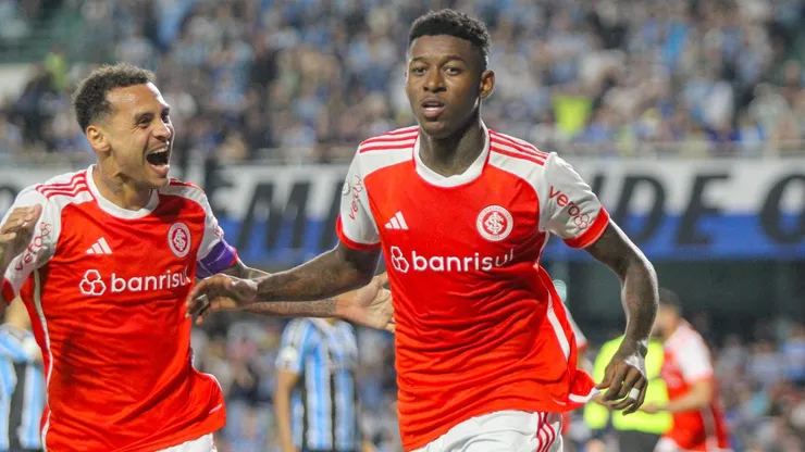 Vitão e Allan Patrick durante partida válida pelo Campeonato Brasileiro
