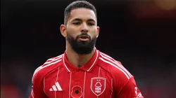 Douglas Luiz com a camisa do Nottingham Forest, da Inglaterra.