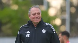 Abel Braga treinando o time em São Paulo