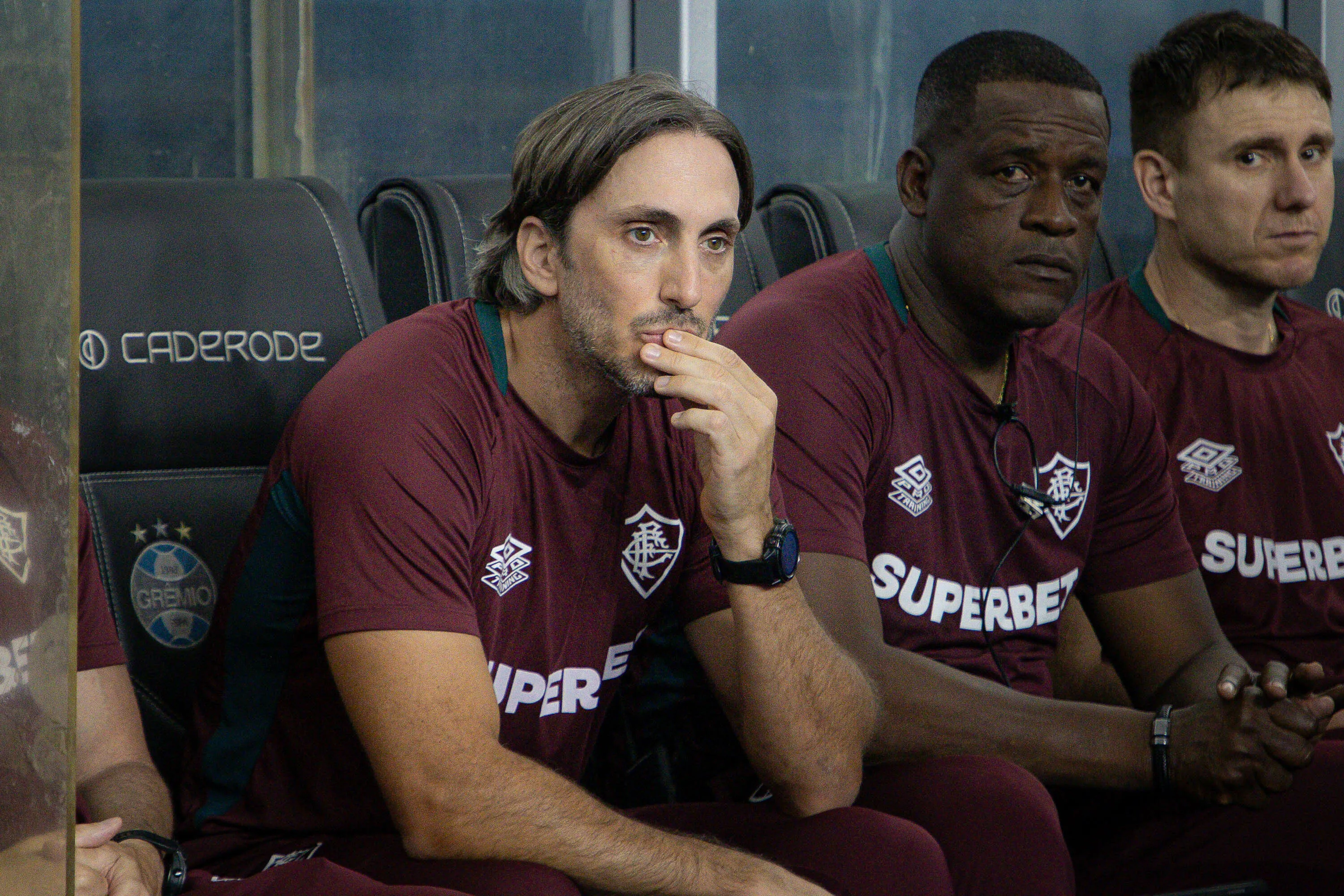 Luis Zubeldia tecnico do Fluminense durante partida contra o Gremio no estadio Arena do Gremio pelo campeonato Brasileiro A 2025. Foto: Maxi Franzoi/AGIF