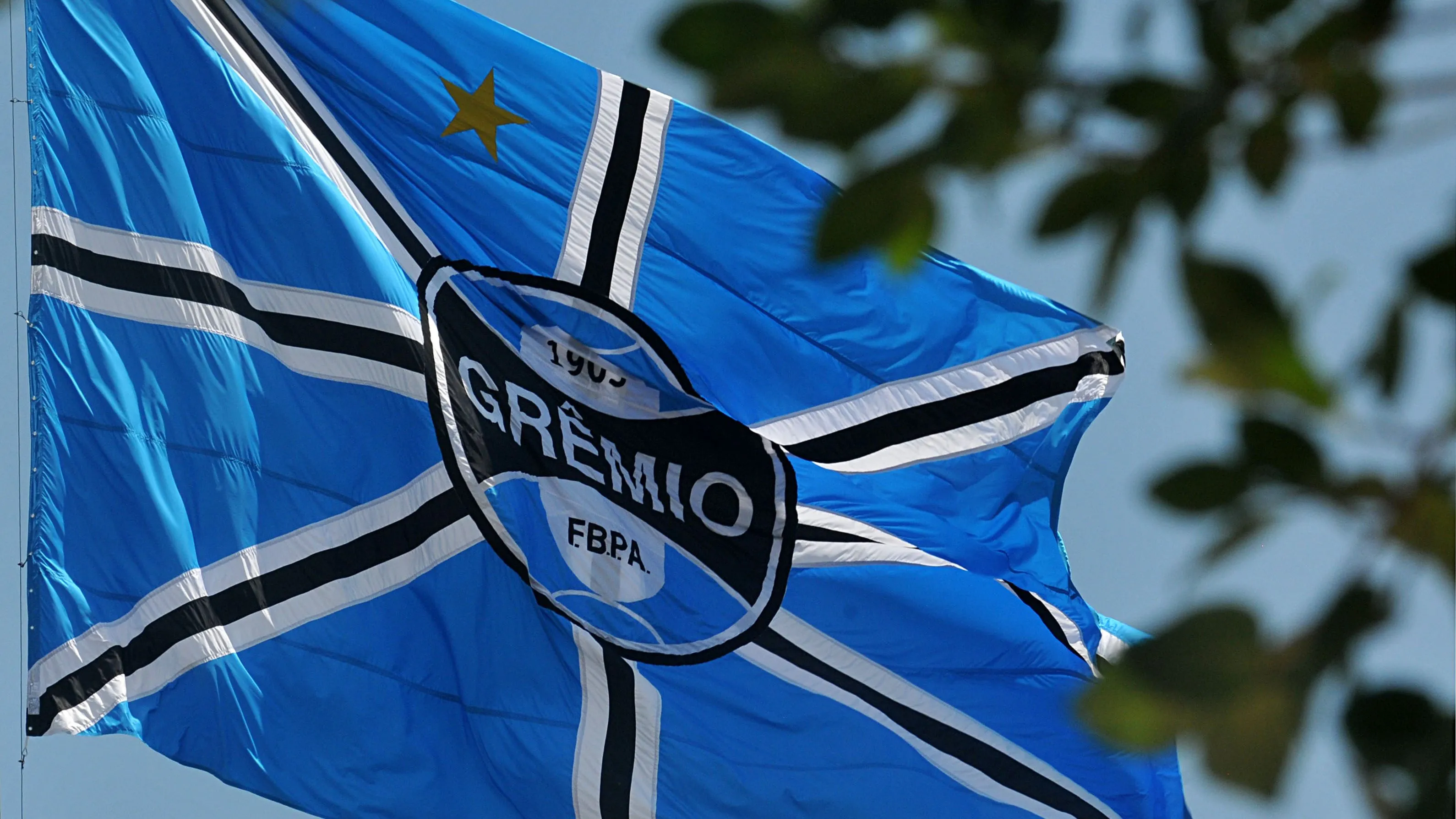 Porto Alegre – RS – 07/12/2016 – COPA DO BRASIL 2016 – DECISAO ; clima em torno da arena bandeira do gremio  copa do brasil 2016 Foto: Ricardo Rimoli/AGIF