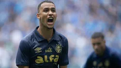 RS - PORTO ALEGRE - 28/09/2025 - BRASILEIRO A 2025, GREMIO X VITORIA - Andre Henrique jogador do Gremio comemora seu gol durante partida contra o Vitoria no estadio Arena do Gremio pelo campeonato Brasileiro A 2025. Foto: Maxi Franzoi/AGIF