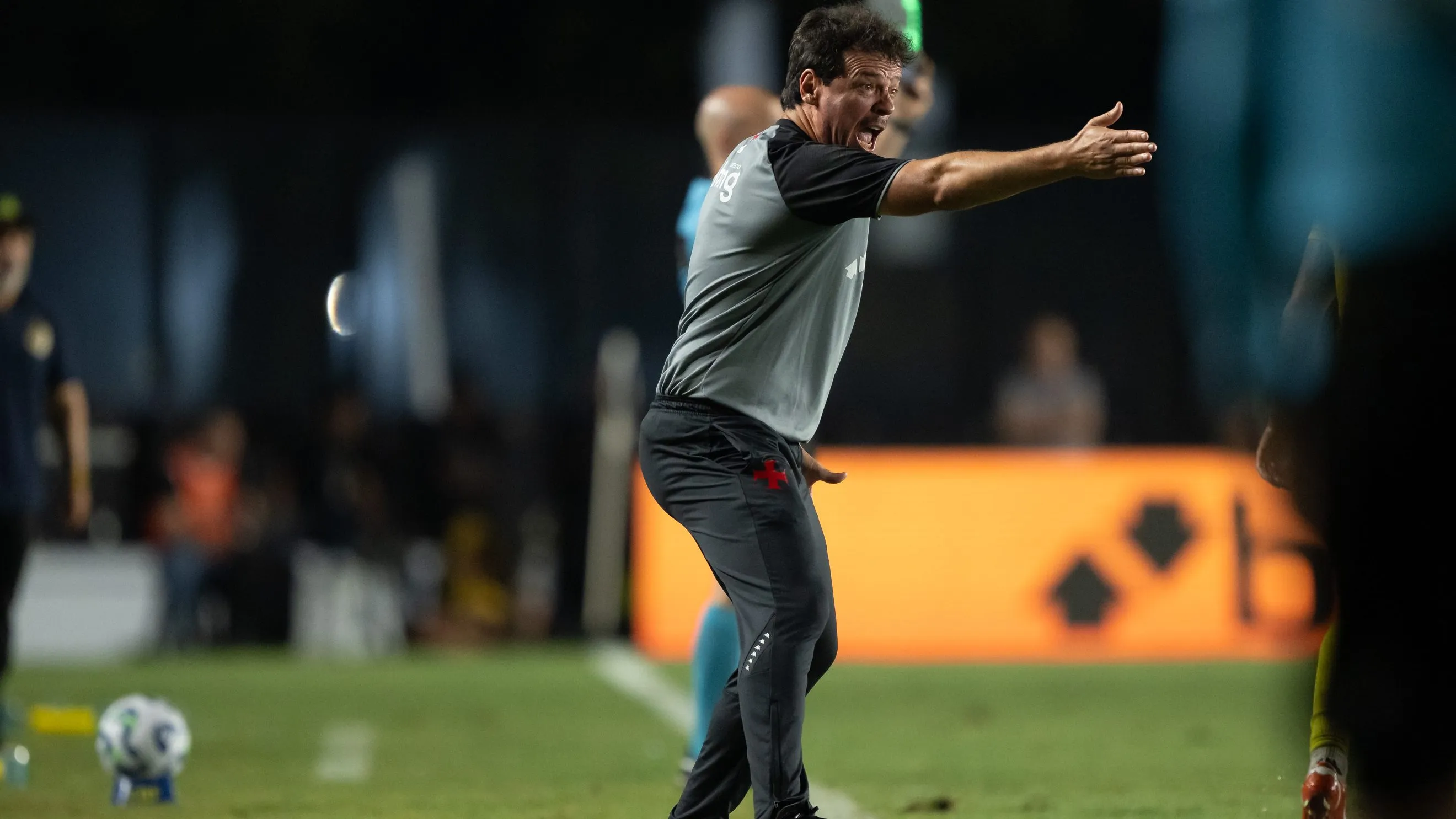 Fernando Diniz durante partida contra o Mirassol – Foto: Jorge Rodrigues/AGIF