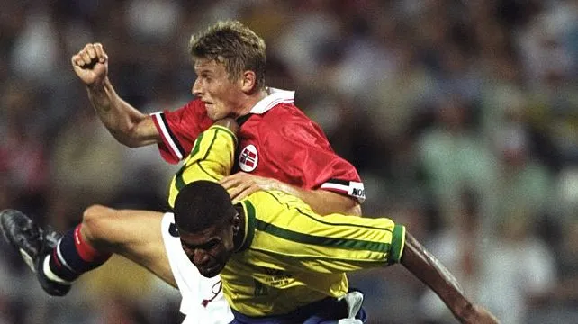 Brasil x Noruega em 1998. Foto: Stu Forster /Allsport