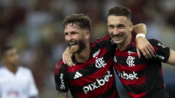 RJ - RIO DE JANEIRO - 22/02/2025 - CARIOCA 2025, FLAMENGO X MARICA - Leo Ortiz jogador do Flamengo comemora seu gol com Leo Pereira jogador da sua equipe durante partida contra o Marica no estadio Maracana pelo campeonato Carioca 2025. Foto: Jorge Rodrigues/AGIF