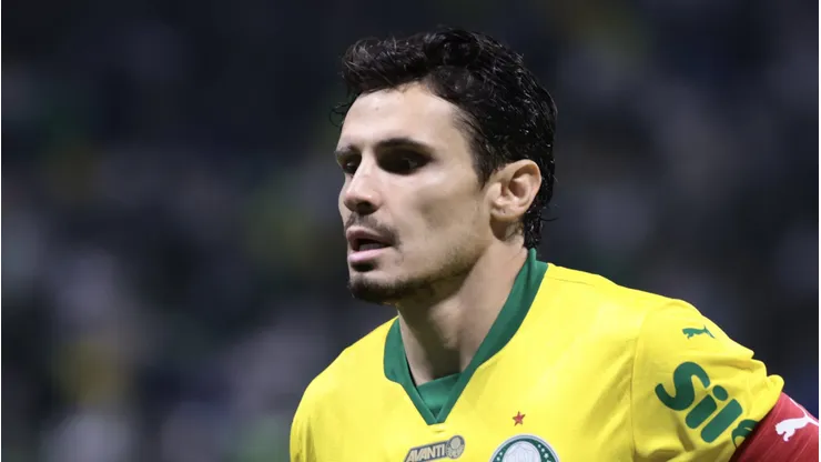 Veiga em campo com a camisa do Palestra.