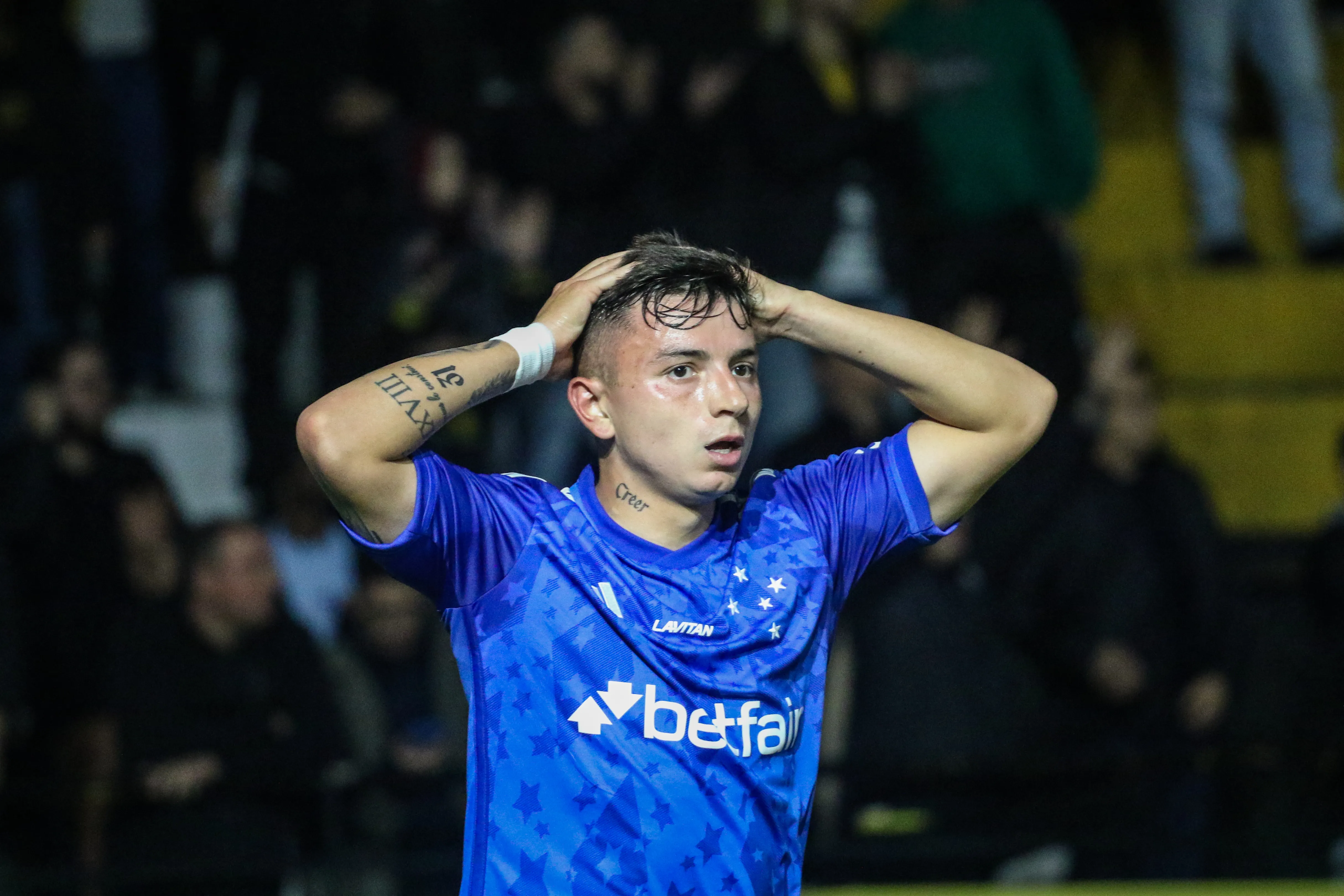 Barreal atuando como jogador do Cruzeiro durante partida contra o Criciuma. Foto: Leonardo Hubbe/AGIF