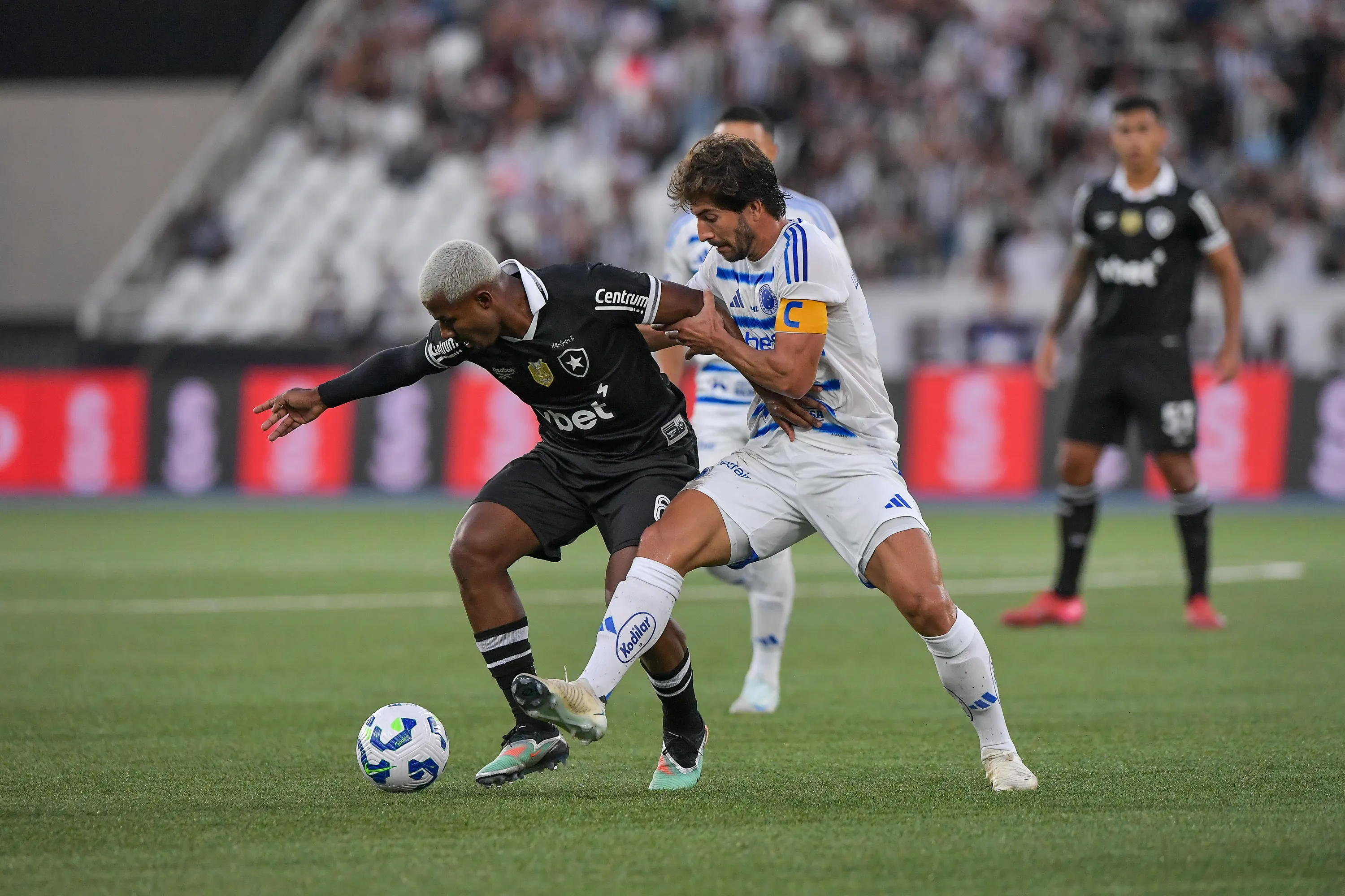 Cuiabano jogador do Botafogo durante partida contra o Cruzeiro no estadio Engenhao pelo campeonato Brasileiro A 2025. Foto: Thiago Ribeiro/AGIF