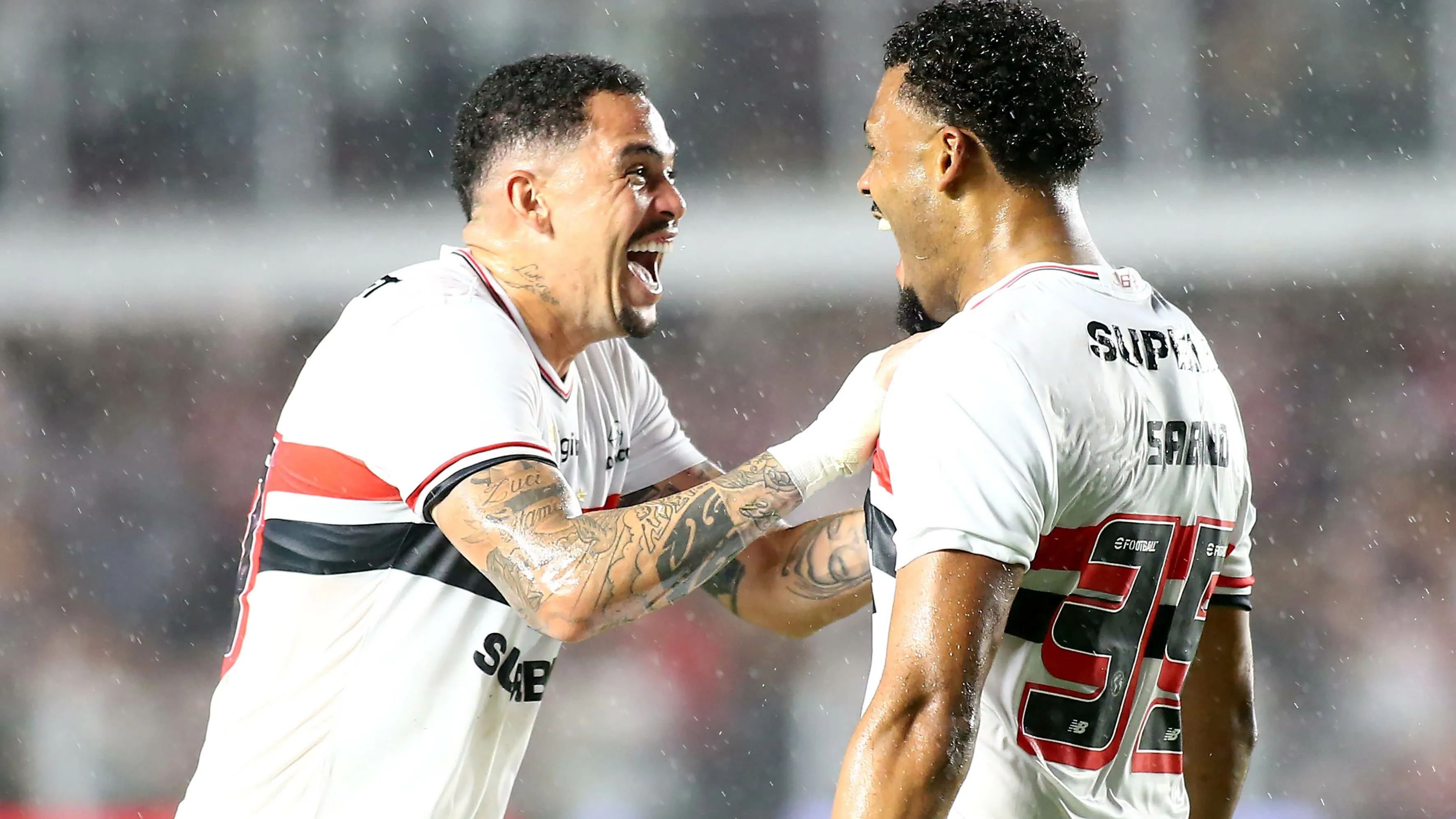 SP – SANTOS – 03/12/2025 – BRASILEIRO A 2025, SAO PAULO X INTERNACIONAL – Sabino jogador do Sao Paulo comemora seu gol durante partida contra o Internacional no estadio Vila Belmiro pelo campeonato Brasileiro A 2025. Foto: Mauricio De Souza/AGIF
