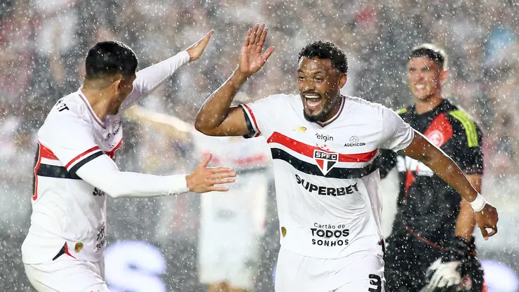SP - SANTOS - 03/12/2025 - BRASILEIRO A 2025, SAO PAULO X INTERNACIONAL - Sabino jogador do Sao Paulo comemora seu gol durante partida contra o Internacional no estadio Vila Belmiro pelo campeonato Brasileiro A 2025. Foto: Mauricio De Souza/AGIF