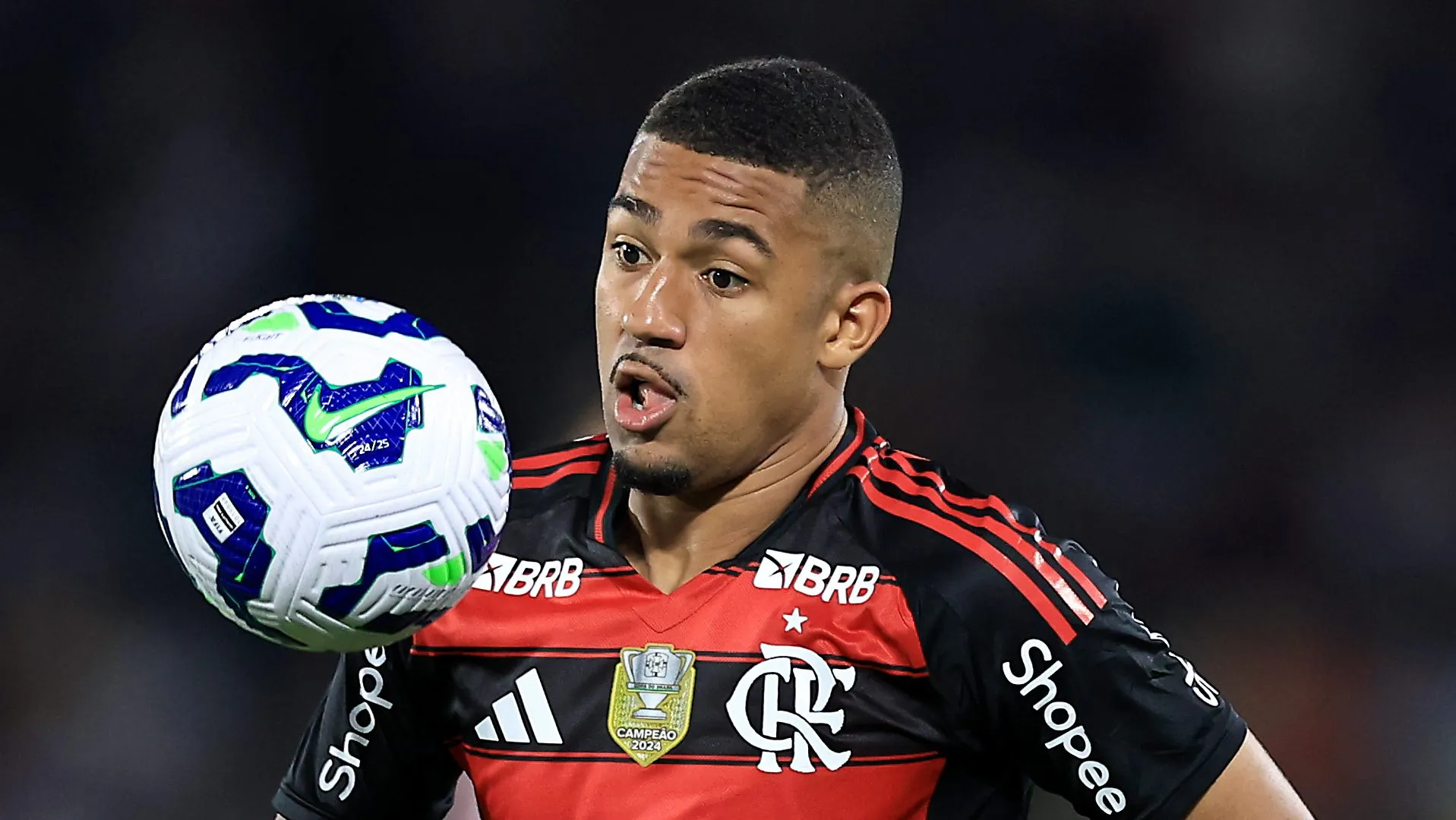 Samuel Lino, atacante do Flamengo em partida pelo campeonato brasileiro (Foto: Buda Mendes/Getty Images)