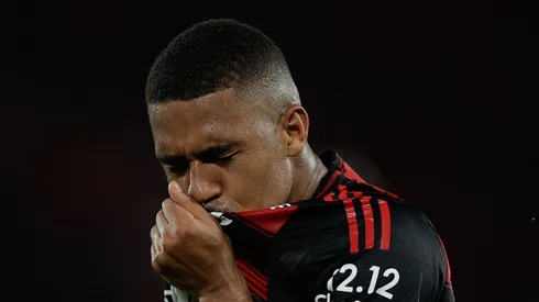 Samuel Lino abriu o placar para o Flamengo em jogo que pode confirmar título brasileiro esta noite