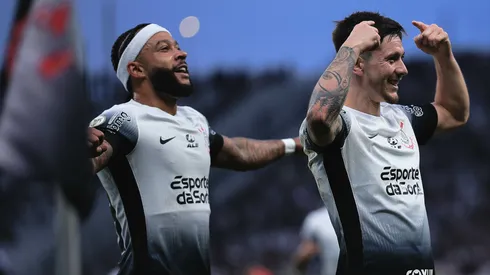 Garro, jogador do Corinthians, comemora seu gol com Memphis Depay jogador da sua equipe durante partida contra o Atletico-GO no estadio Arena Corinthians pelo campeonato Brasileiro A 2024. Foto: Ettore Chiereguini/AGIF