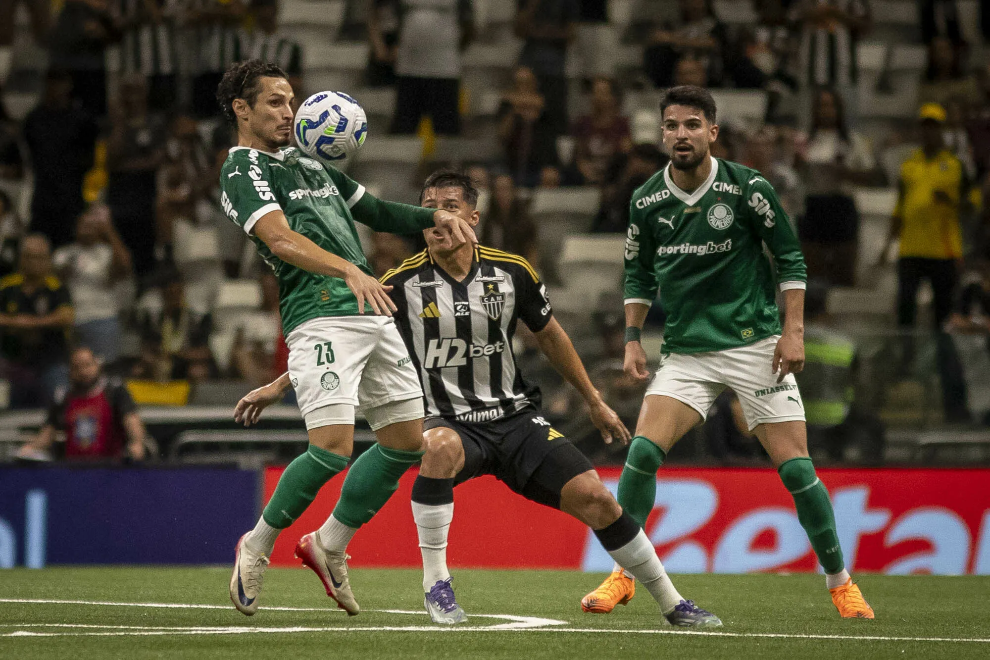 Rafael Veiga jogador do Palmeiras durante partida contra o Atletico-MG no estadio Arena MRV pelo campeonato Brasileiro A 2025. Foto: Fernando Moreno/AGIF