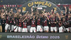 RJ - RIO DE JANEIRO - 03/12/2025 - BRASILEIRO A 2025, FLAMENGO X CEARA - Arrascaeta jogador do Flamengo levanta a taca de campeao durante cerimonia de premiacao ao final da partida contra o Ceara no estadio Maracana pela decisao do campeonato Brasileiro A 2025. Foto: Jorge Rodrigues/AGIF