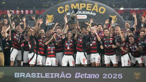 RJ - RIO DE JANEIRO - 03/12/2025 - BRASILEIRO A 2025, FLAMENGO X CEARA - Arrascaeta jogador do Flamengo levanta a taca de campeao durante cerimonia de premiacao ao final da partida contra o Ceara no estadio Maracana pela decisao do campeonato Brasileiro A 2025. Foto: Jorge Rodrigues/AGIF