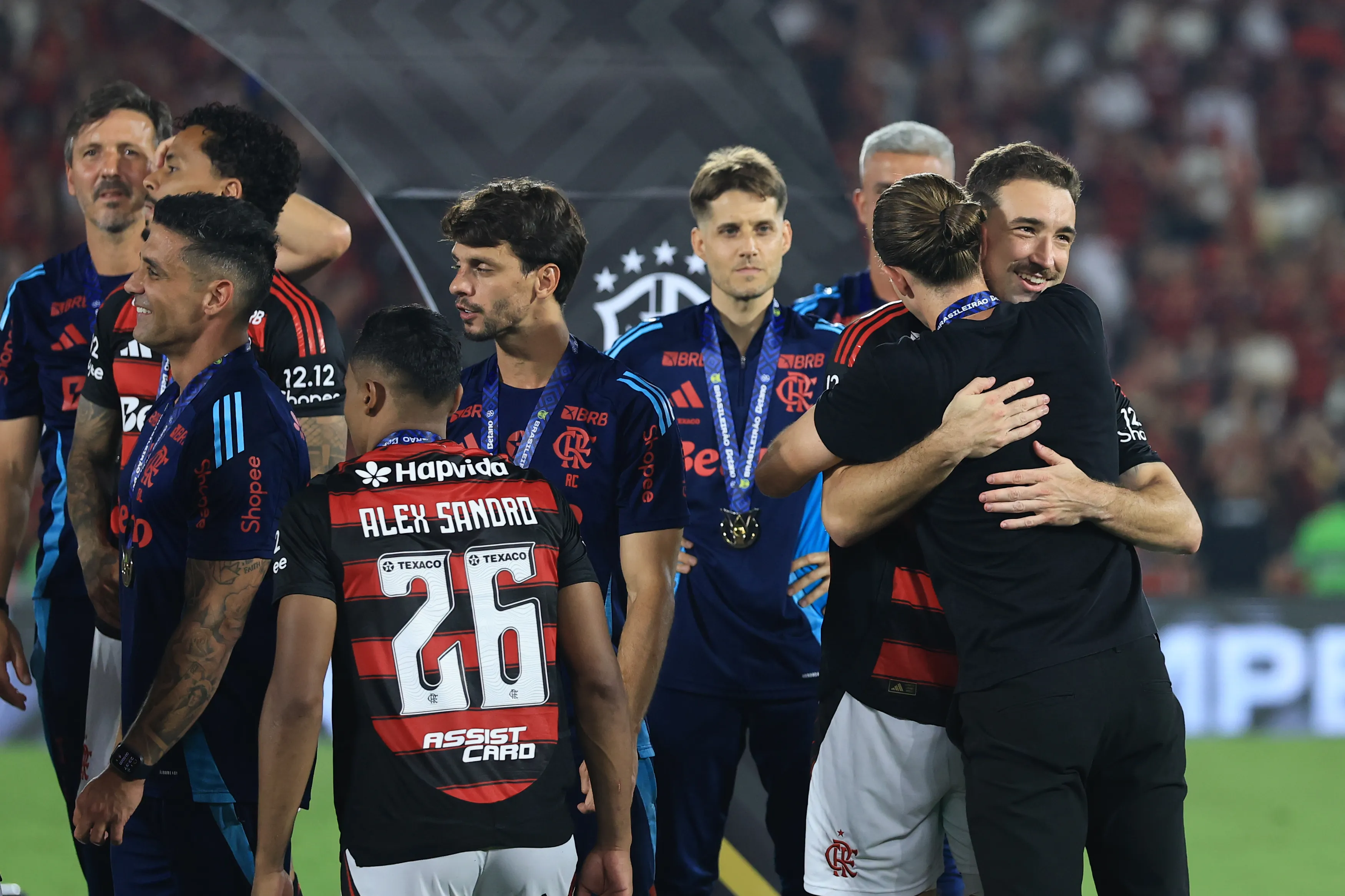 Filipe Luís e jogadores do Flamengo comemoram o Campeonato Brasileiro de 2025. (Photo by Buda Mendes/Getty Images)