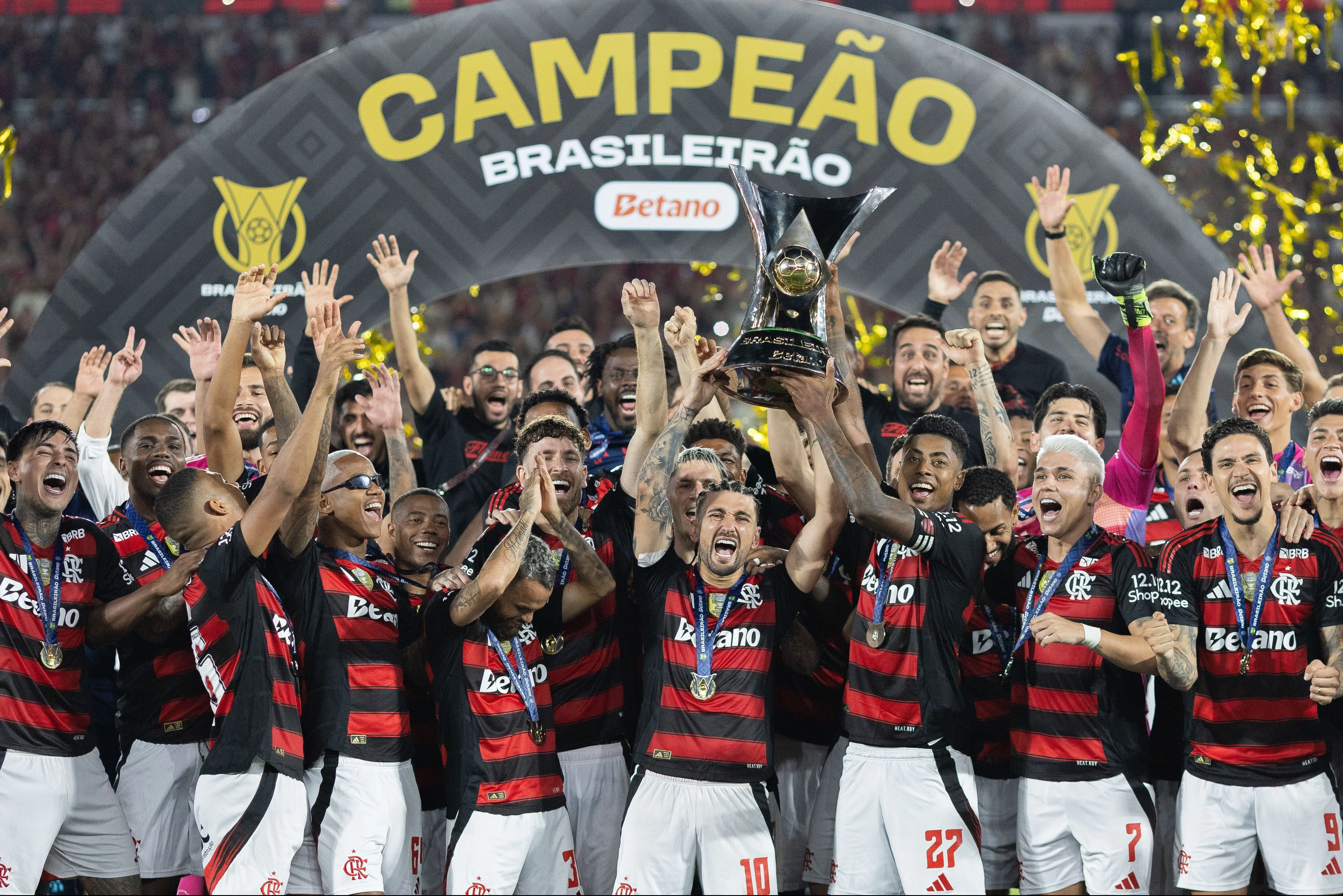 Arrascaeta e o elenco Rubro-Negro levantam a nona conquista do Brasileirão do Mengão – Foto: Andre Mourao/AGIF