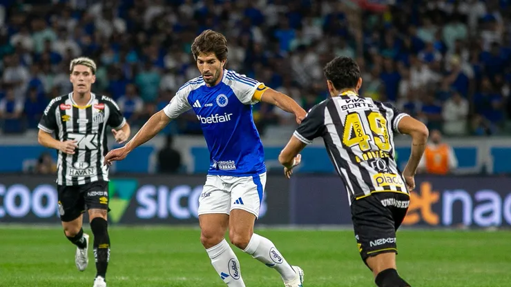 MG - BELO HORIZONTE - 10/08/2025 - BRASILEIRO A 2025, CRUZEIRO X SANTOS - Lucas Silva jogador do Cruzeiro durante partida contra o Santos no estadio Mineirao pelo campeonato Brasileiro A 2025.