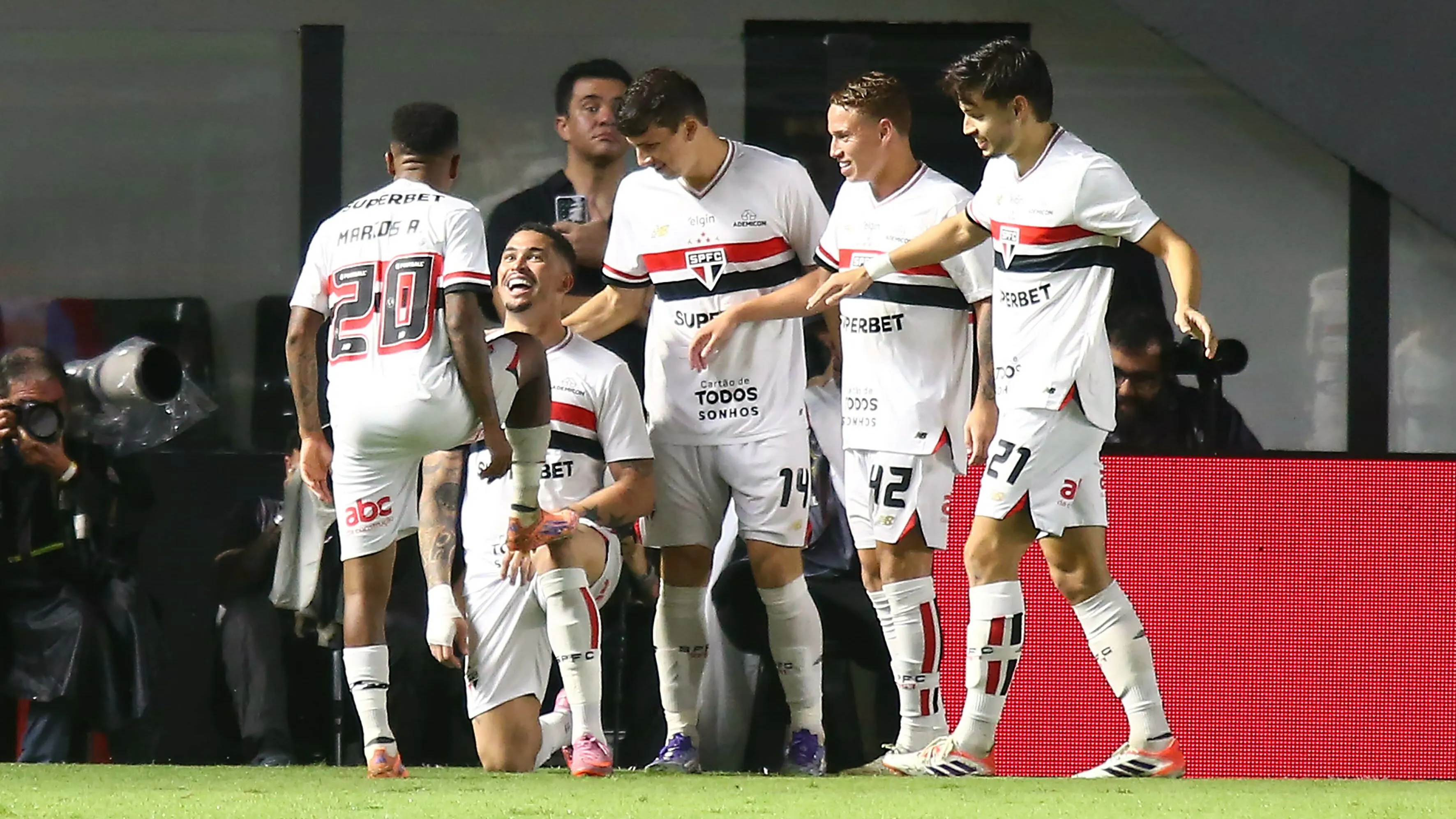 São Paulo comemora vitória sobre o Internacional – Foto: Mauricio De Souza/AGIF
