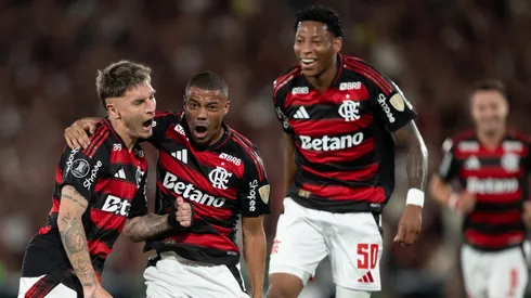 De La Cruz ao lado de Varela e Plata