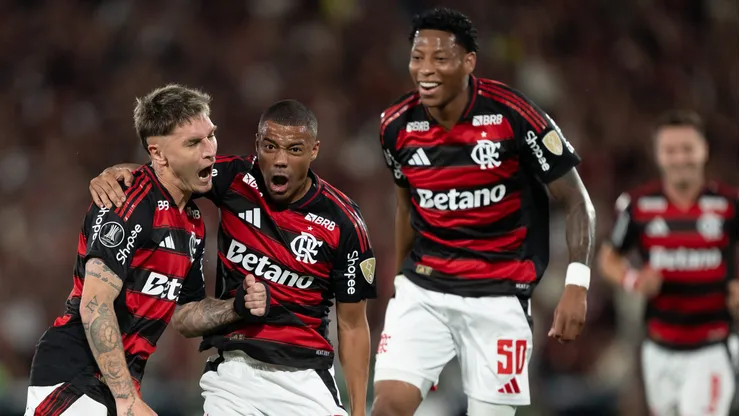 De La Cruz ao lado de Varela e Plata