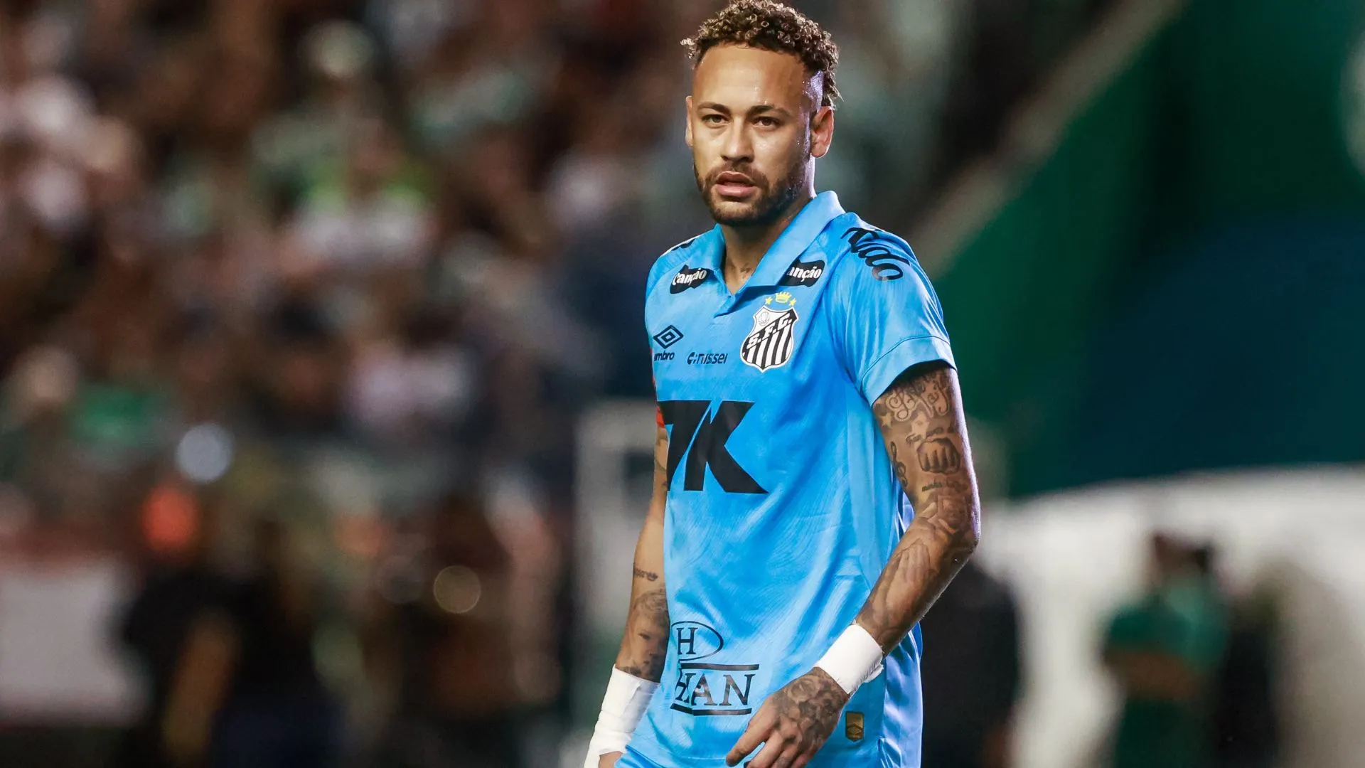Neymar encerra jejum de três anos e volta a anotar três gols em um jogo — Foto Luiz ErbesAGIF