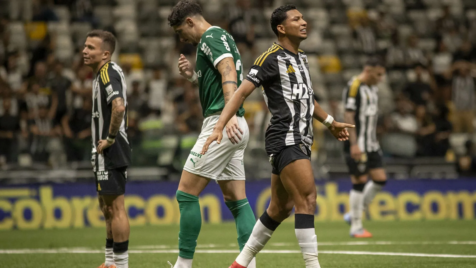 MG – BELO HORIZONTE – 03/12/2025 – BRASILEIRO A 2025, ATLETICO-MG X PALMEIRAS – Rony jogador do Atletico-MG durante partida contra o Palmeiras no estadio Arena MRV pelo campeonato Brasileiro A 2025. Foto: Fernando Moreno/AGIF