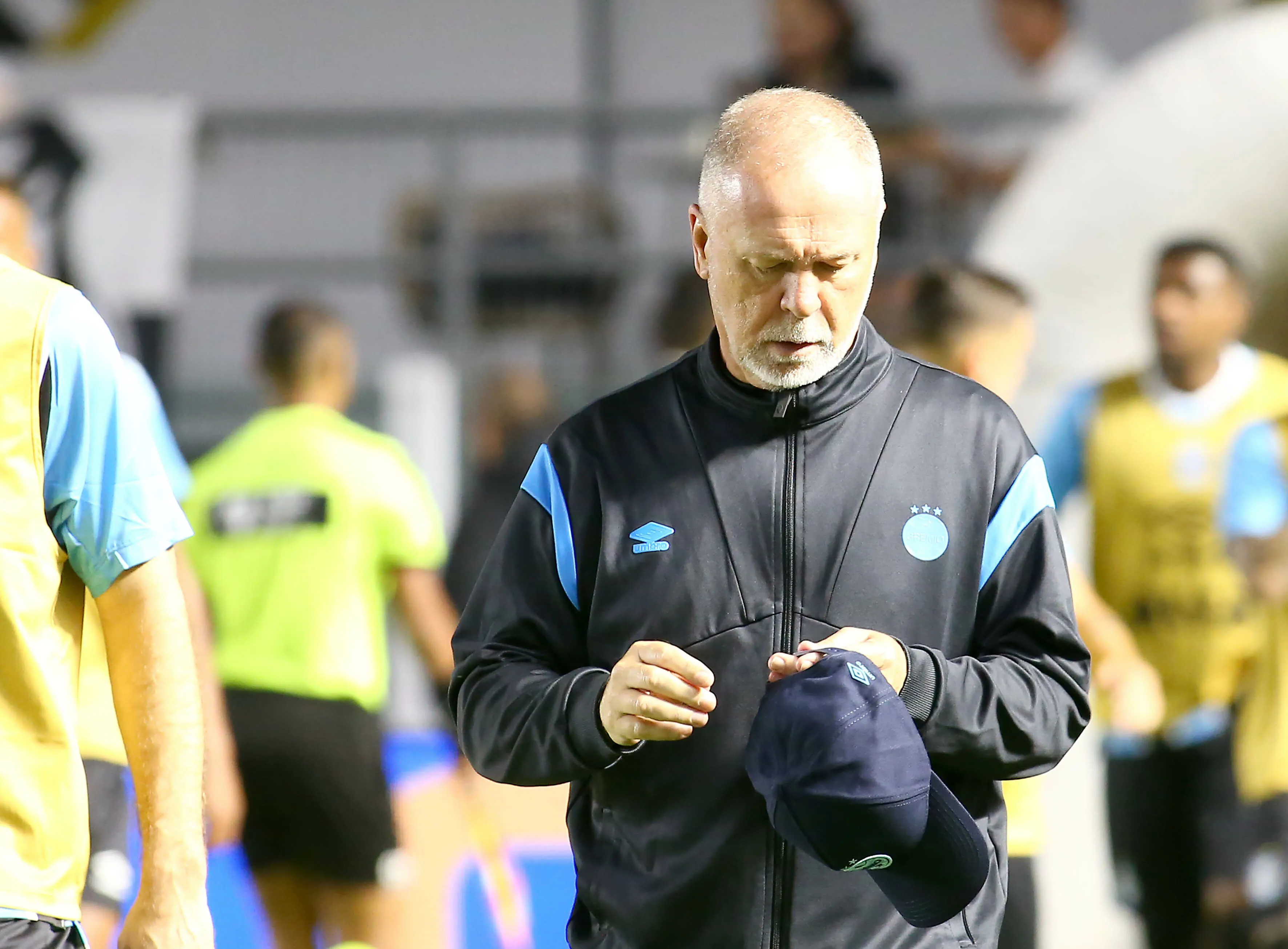 SP – SANTOS – 01/10/2025 – BRASILEIRO A 2025, SANTOS X GREMIO – Mano Menezes tecnico do Gremio durante partida contra o Santos no estadio Vila Belmiro pelo campeonato Brasileiro A 2025. Foto: Mauricio De Souza/AGIF