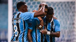 RS - PORTO ALEGRE - 08/04/2025 - COPA SUL-AMERICANA 2025, GREMIO X ATLETICO GRAU - Matias Arezo jogador do Gremio comemora seu gol com jogadores do seu time durante partida contra o Atletico Grau no estadio Arena do Gremio pelo campeonato Copa Sul-americana 2025. Foto: Maxi Franzoi/AGIF