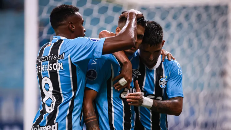 RS - PORTO ALEGRE - 08/04/2025 - COPA SUL-AMERICANA 2025, GREMIO X ATLETICO GRAU - Matias Arezo jogador do Gremio comemora seu gol com jogadores do seu time durante partida contra o Atletico Grau no estadio Arena do Gremio pelo campeonato Copa Sul-americana 2025. Foto: Maxi Franzoi/AGIF