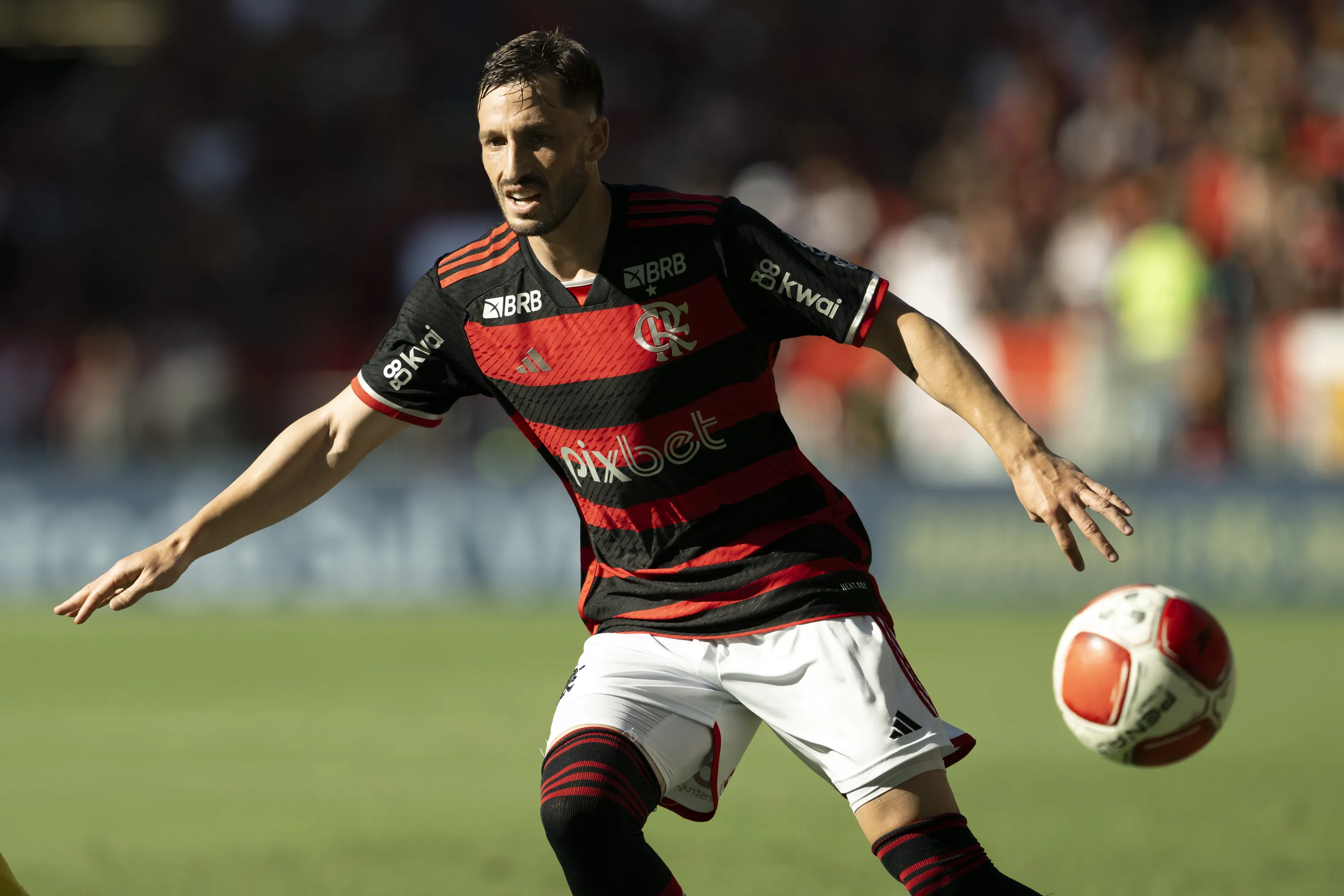 Mathias Vina jogador do Flamengo durante partida contra o Madureira no estadio Maracana pelo campeonato Carioca 2024. Foto: Jorge Rodrigues/AGIF