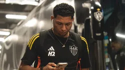 Rony chegando na Arena MRV antes da partida contra o Palmeiras