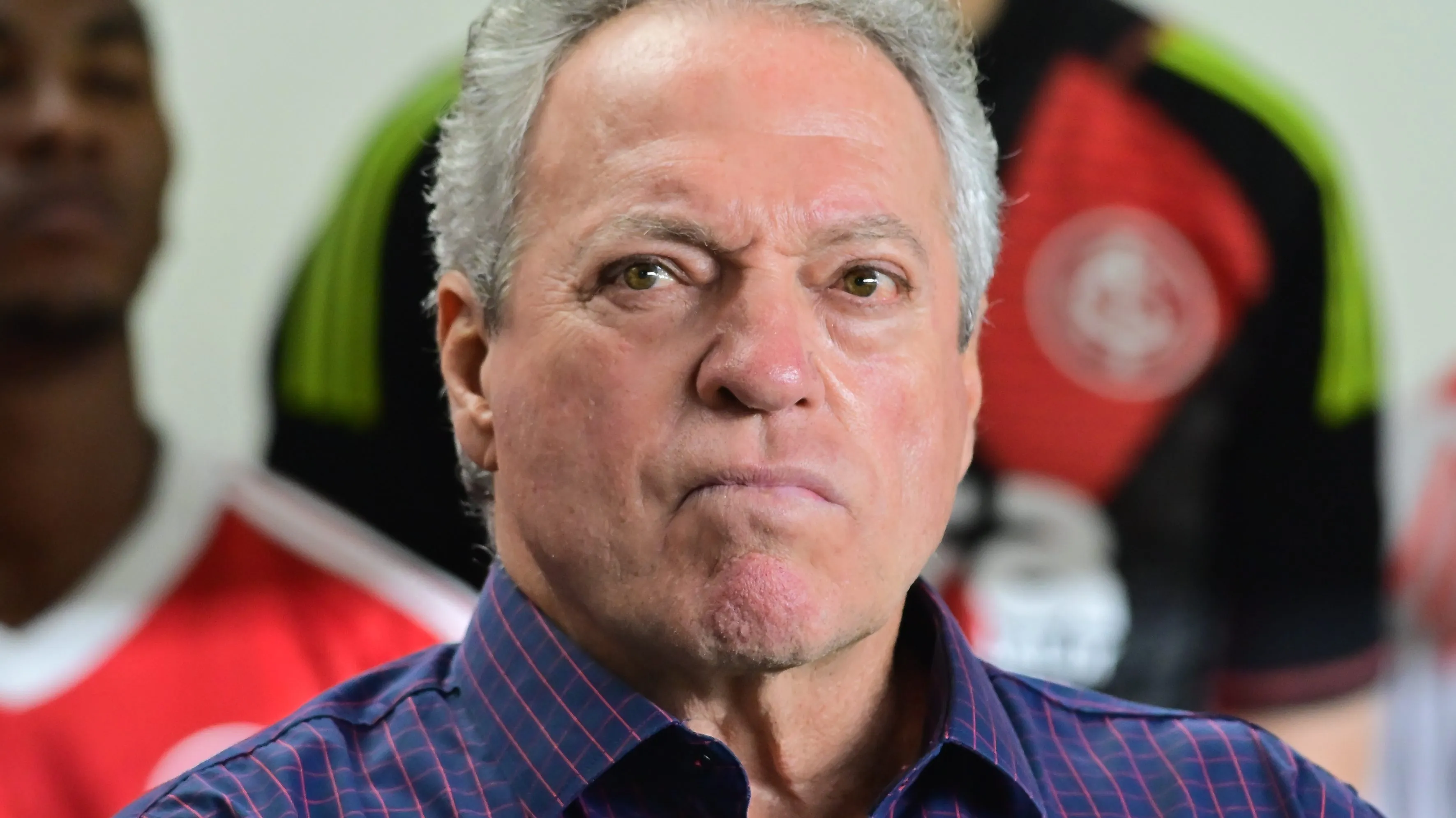 Abel Braga durante partida contra o São Paulo na Vila Belmiro –  Foto: Jota Erre/AGIF