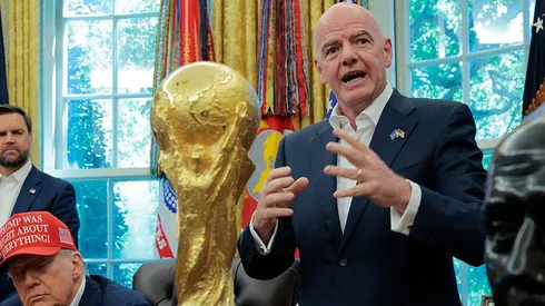 Presidente da Fifa com a taça da Copa do Mundo. Foto: Chip Somodevilla/Getty Images