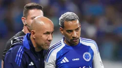 Leonardo Jardim dando instruções para Matheus Pereira.